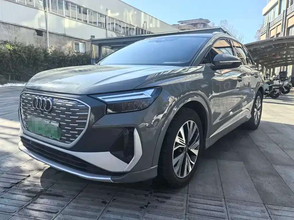 Audi Q4 e-tron — фото 1