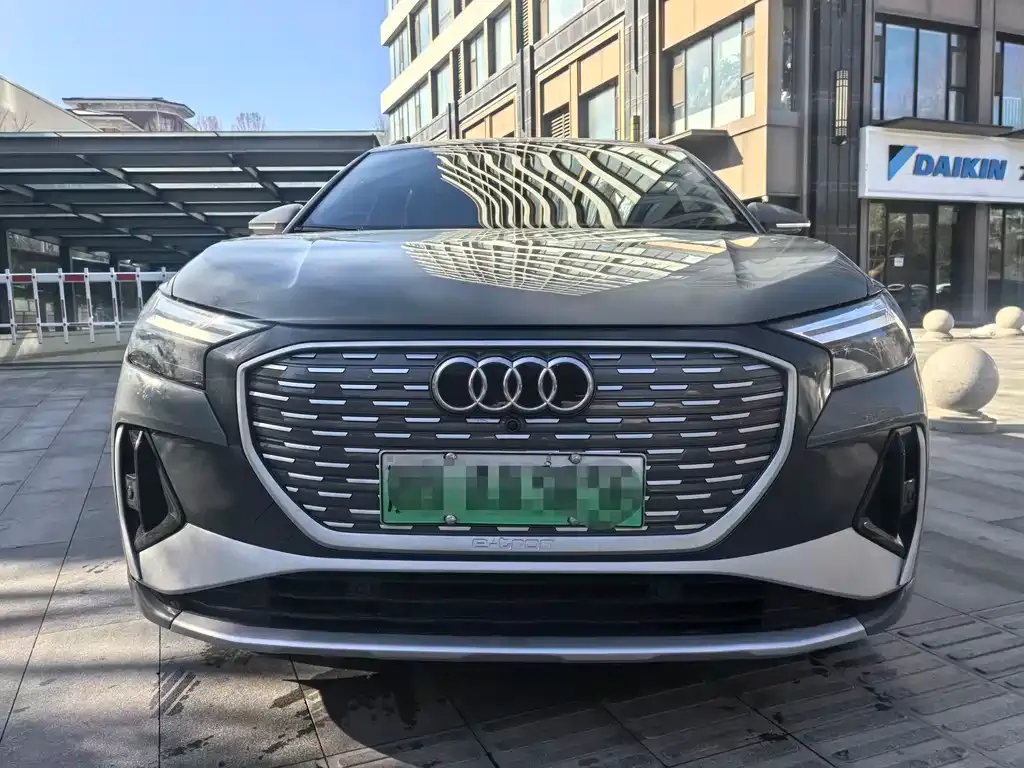 Audi Q4 e-tron — фото 2