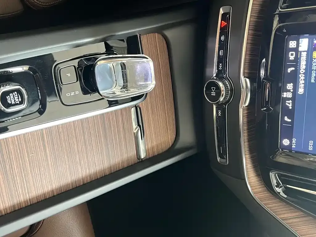 Volvo XC60 — фото 10