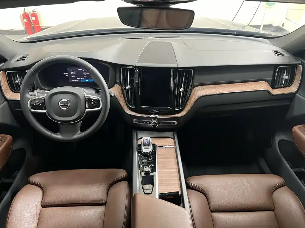 Volvo XC60 — фото 9