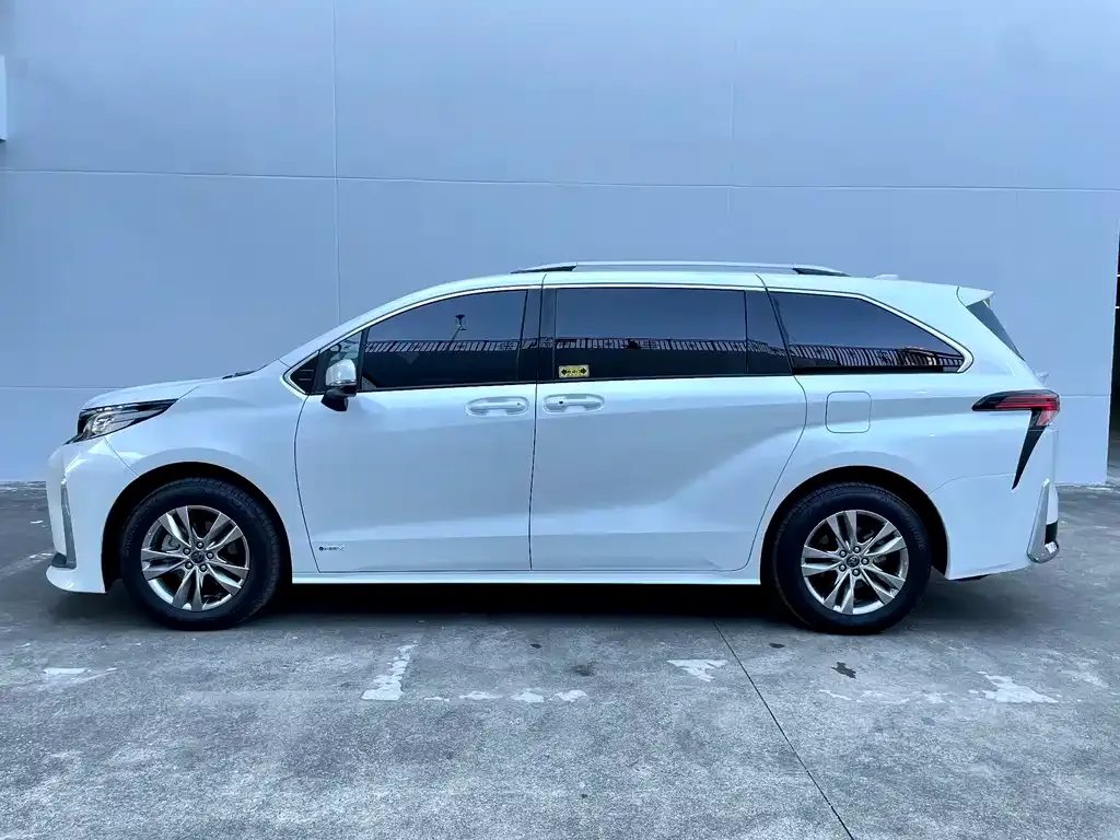 Toyota Sienna — фото 5