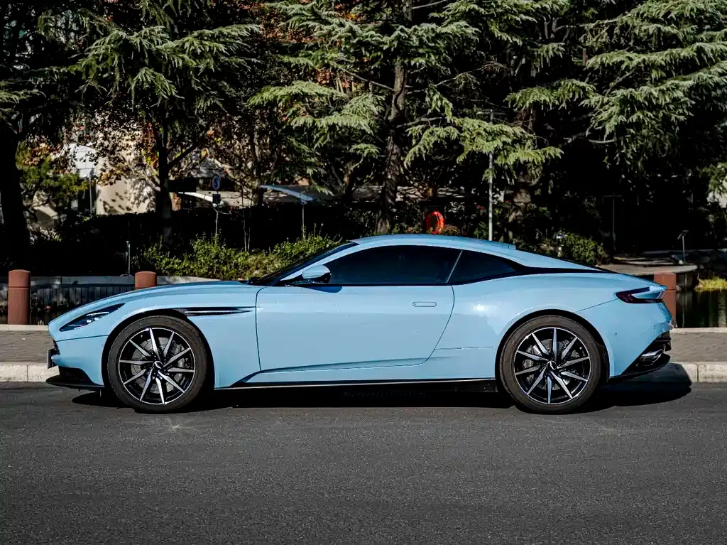 Aston Martin DB11 — фото 10