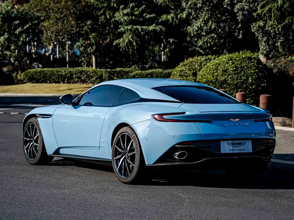 Aston Martin DB11 — фото 9