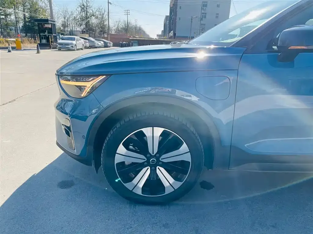 Volvo XC40 NEV — фото 3