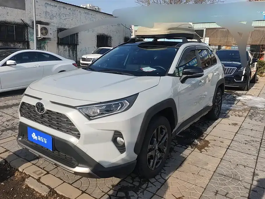 Toyota RAV4 — фото 1