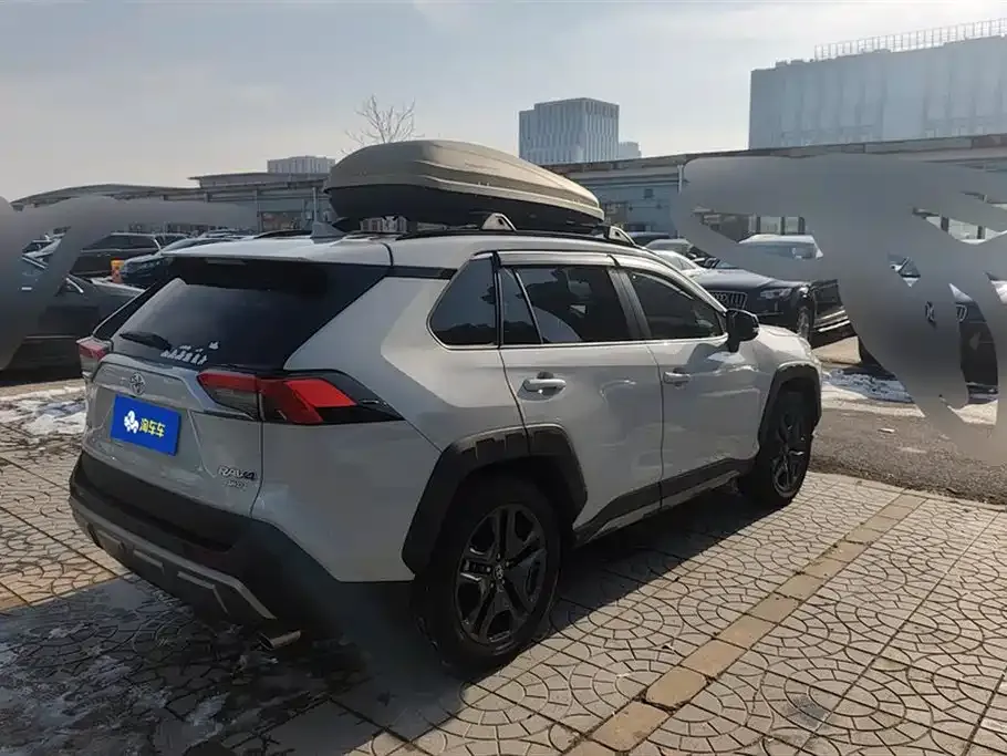 Toyota RAV4 — фото 3