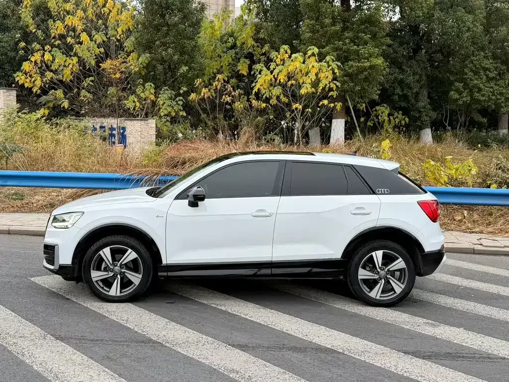 Audi Q2L — фото 8