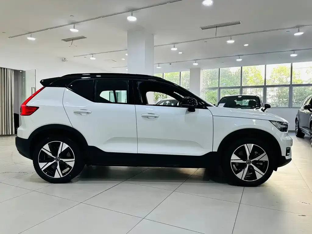 Volvo XC40 NEV — фото 4