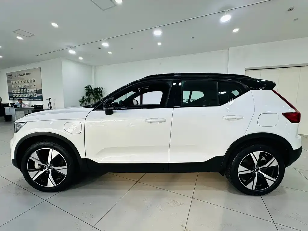 Volvo XC40 NEV — фото 8