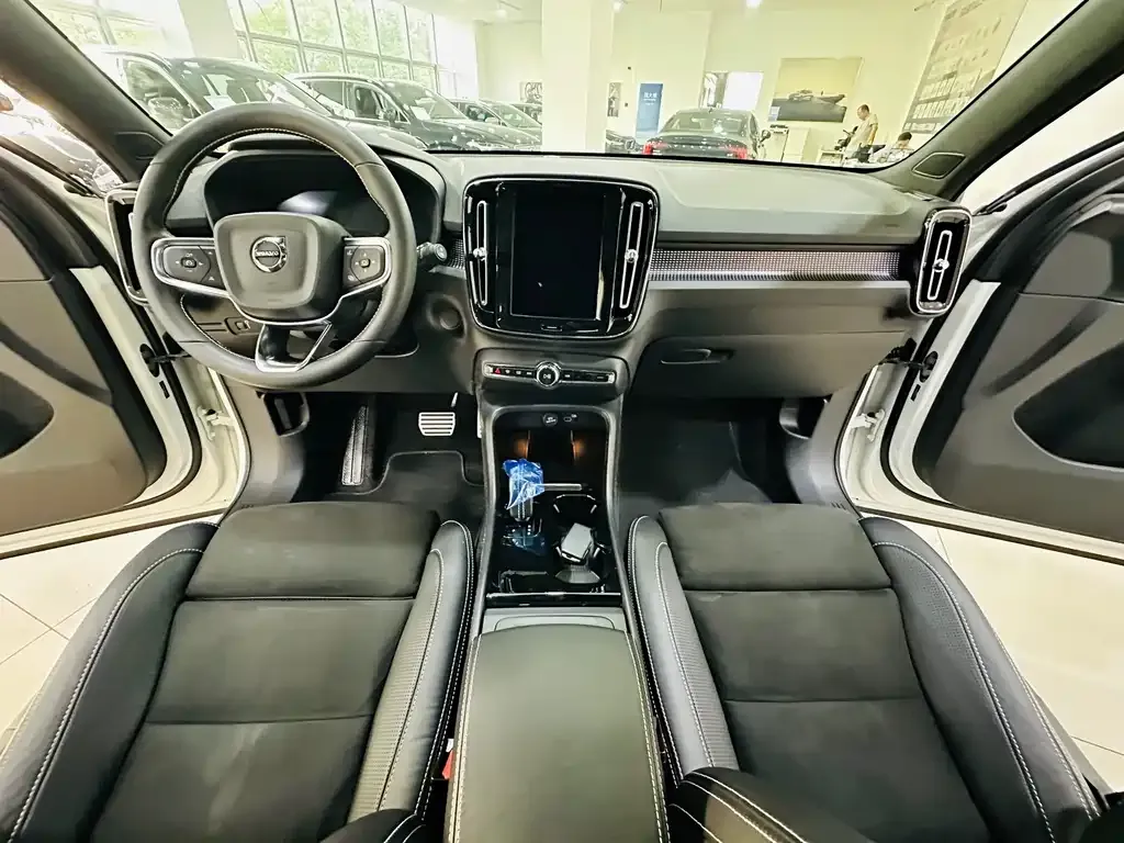 Volvo XC40 NEV — фото 9