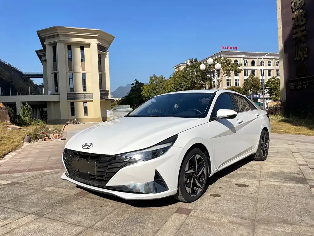 Hyundai Elantra — фото 1