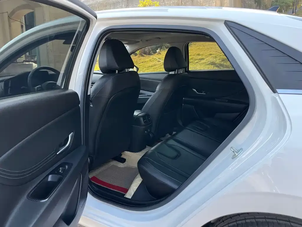 Hyundai Elantra — фото 2
