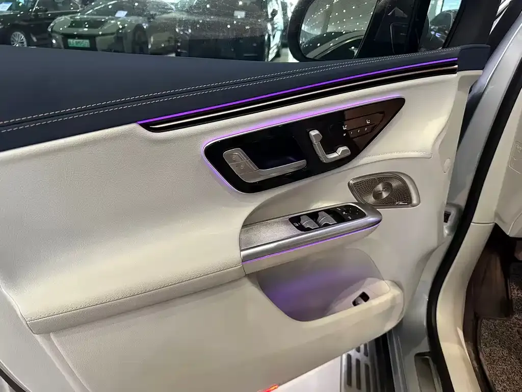 Mercedes-Benz EQE SUV — фото 3