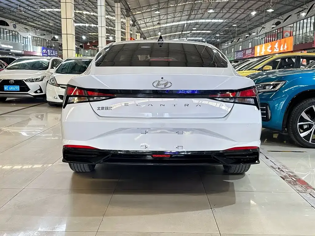 Hyundai Elantra — фото 4