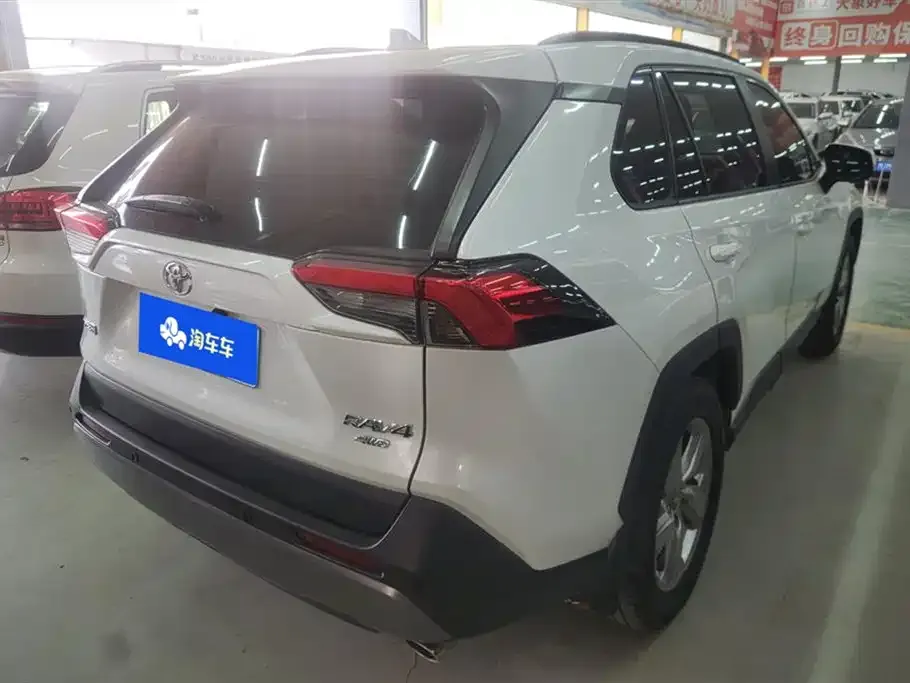 Toyota RAV4 — фото 7