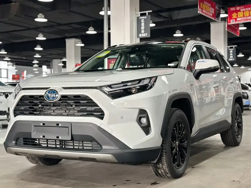 Toyota RAV4 — фото 1