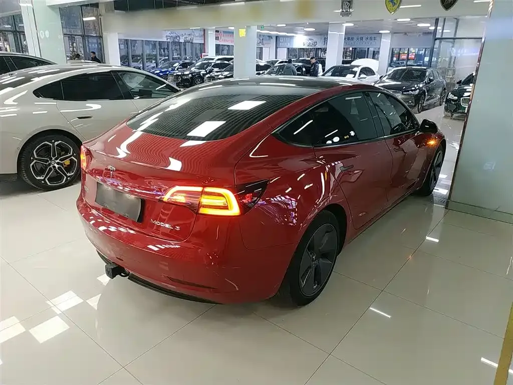 Tesla Model 3 — фото 7