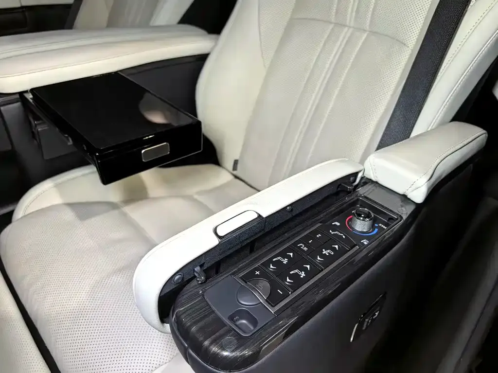 Lexus LM — фото 10