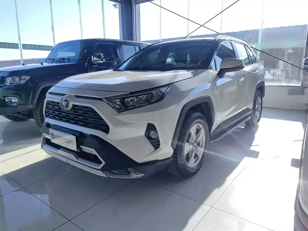 Toyota RAV4 — фото 1