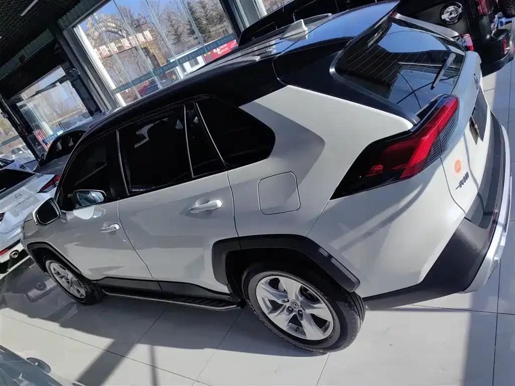 Toyota RAV4 — фото 10