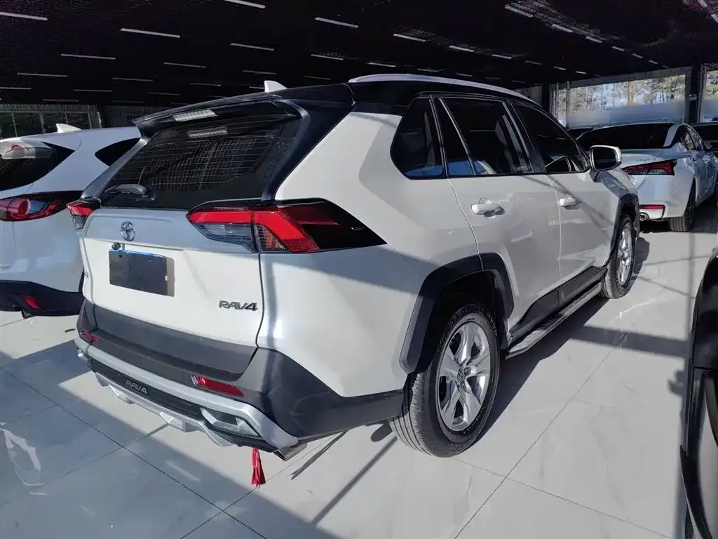 Toyota RAV4 — фото 8