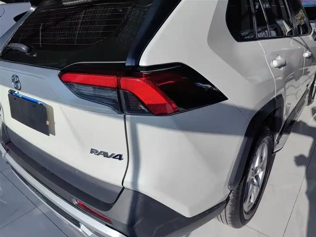 Toyota RAV4 — фото 5