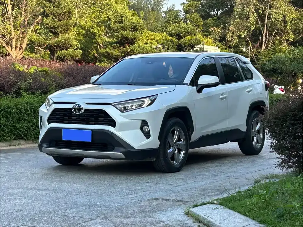 Toyota RAV4 — фото 1