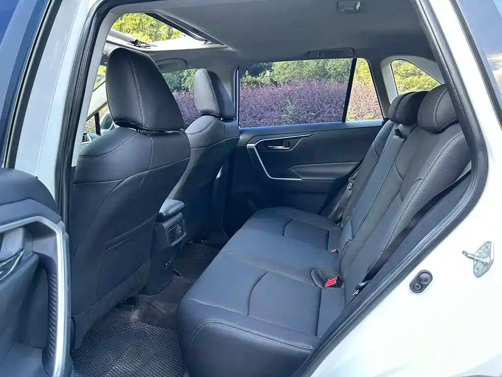 Toyota RAV4 — фото 4