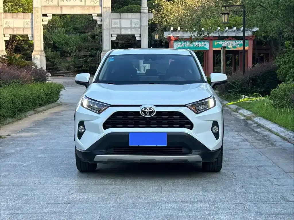 Toyota RAV4 — фото 6
