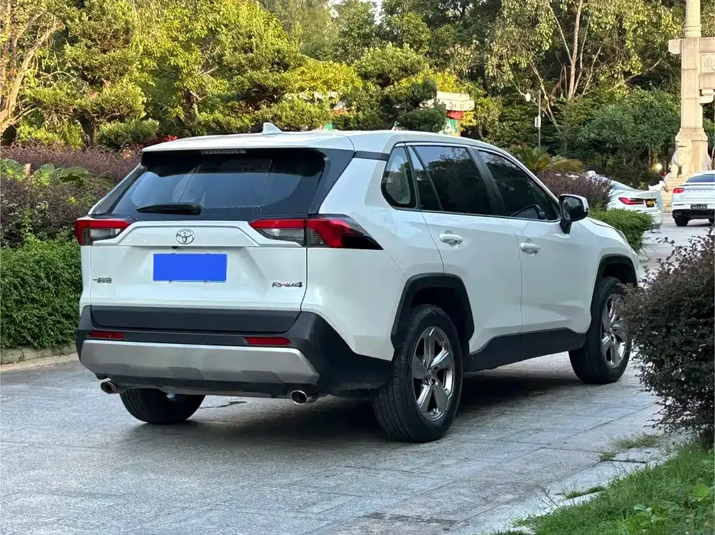 Toyota RAV4 — фото 9
