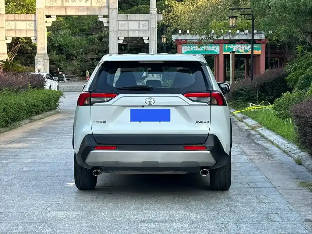 Toyota RAV4 — фото 7