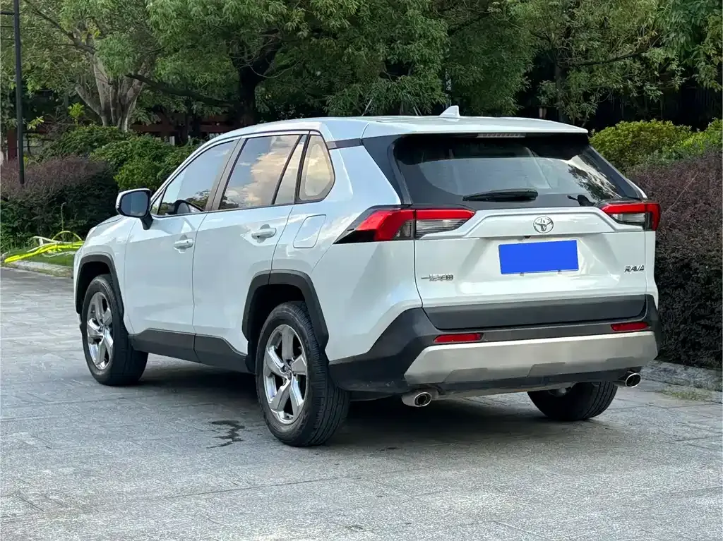 Toyota RAV4 — фото 10