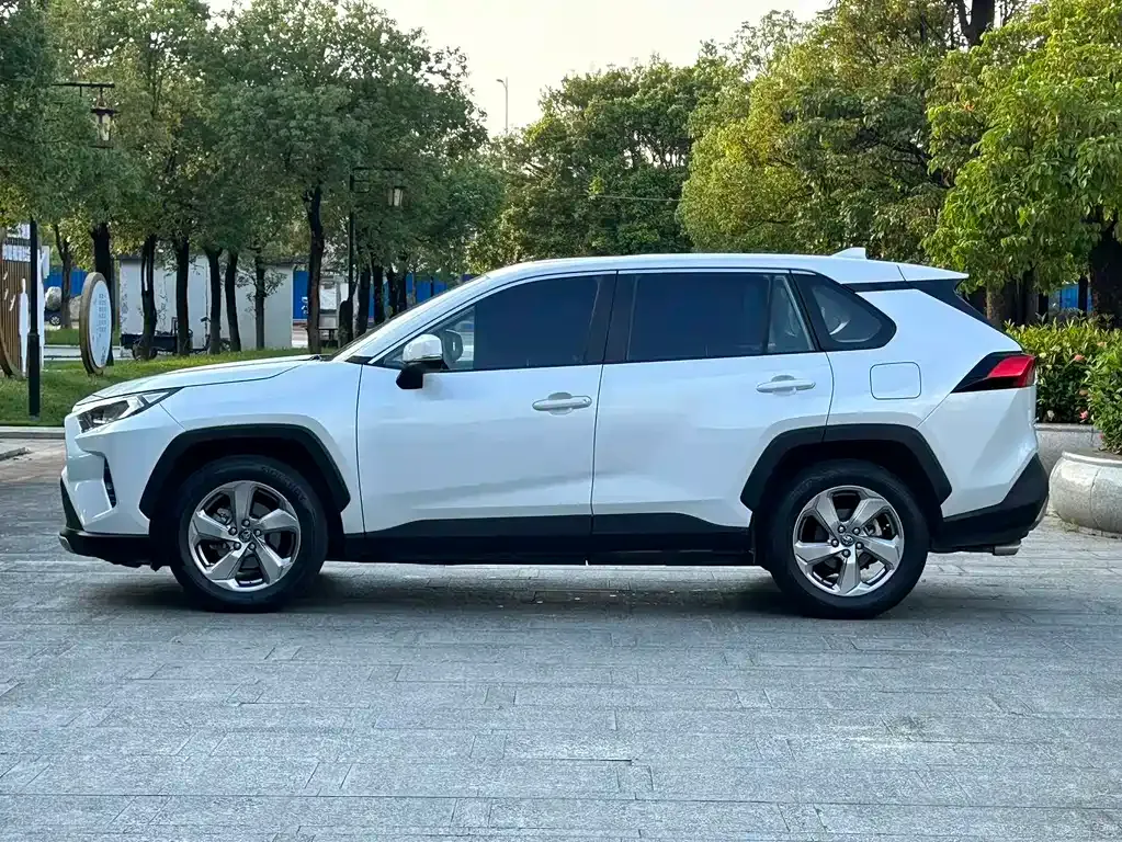 Toyota RAV4 — фото 8