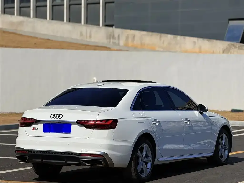 Audi A4L — фото 5