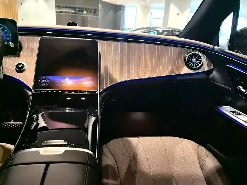Mercedes-Benz EQE SUV — фото 6