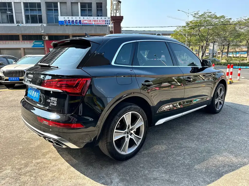 Audi Q5L — фото 10