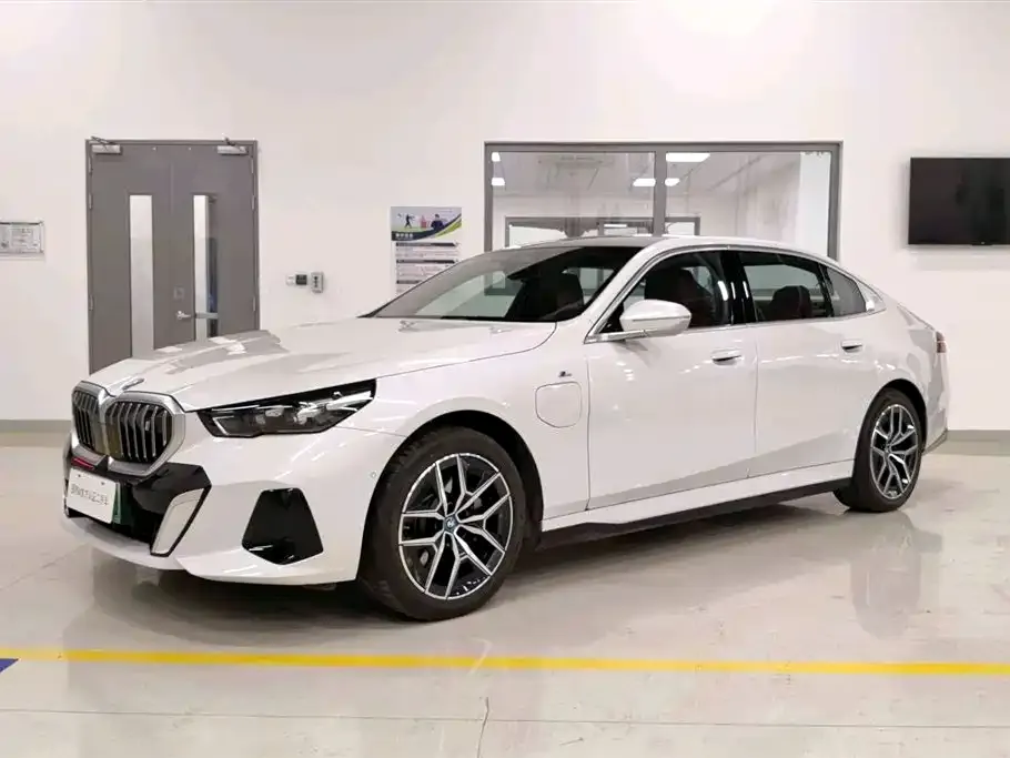 BMW i5 — фото 1