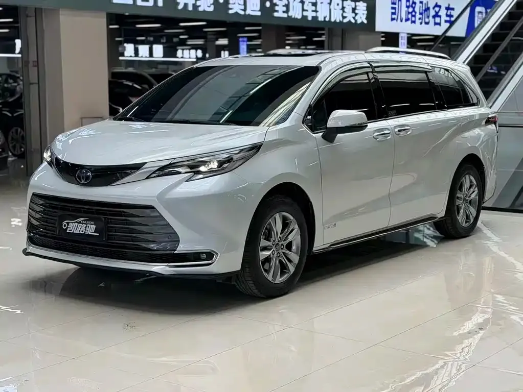 Toyota Sienna — фото 1