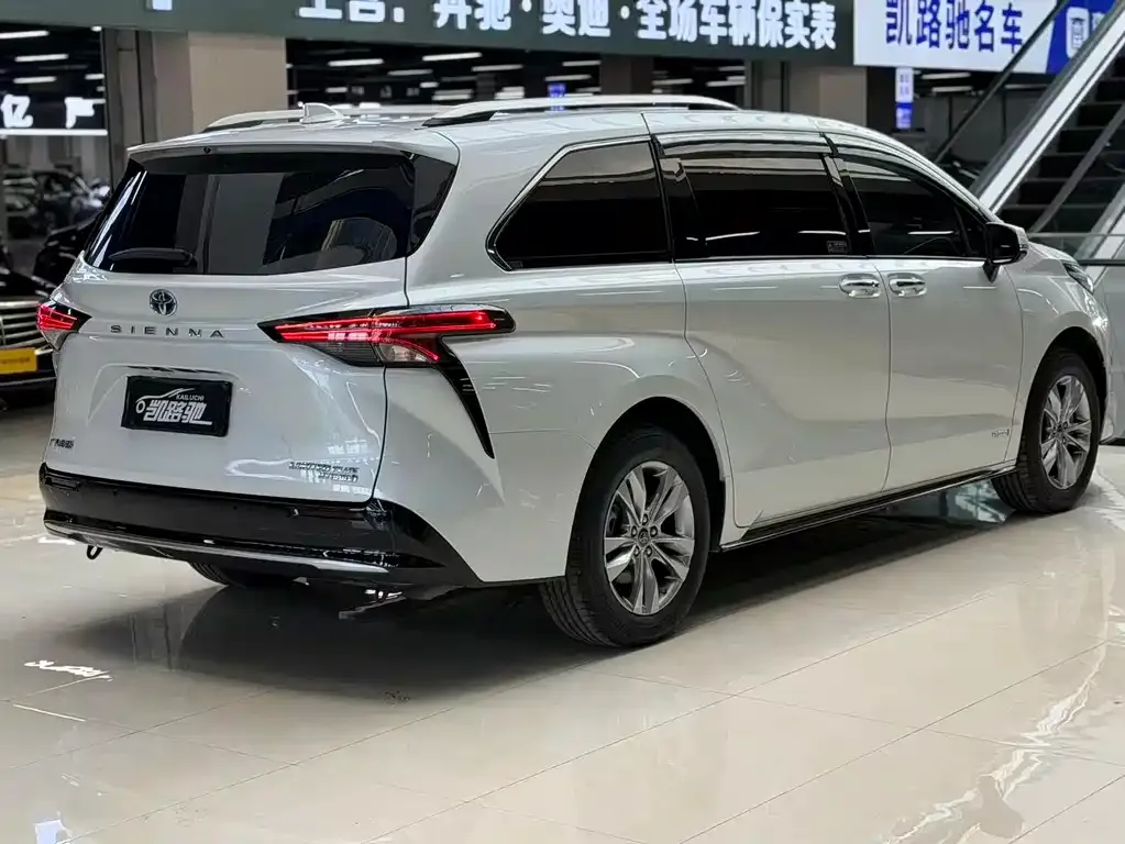 Toyota Sienna — фото 9