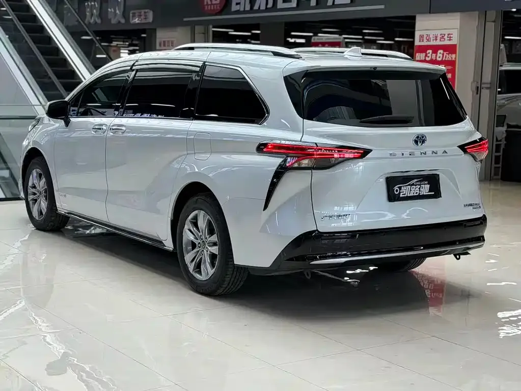 Toyota Sienna — фото 8