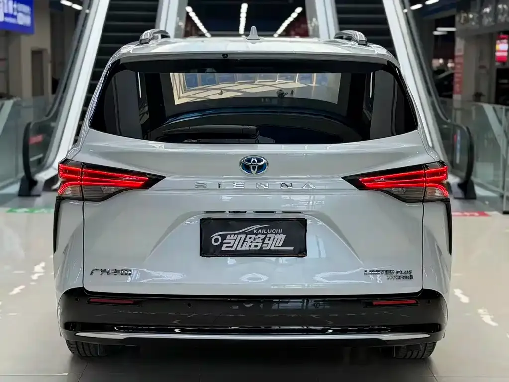 Toyota Sienna — фото 7