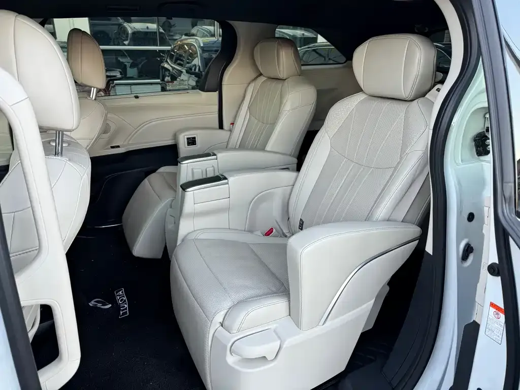 Toyota Granvia — фото 6