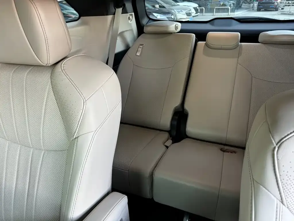 Toyota Granvia — фото 8
