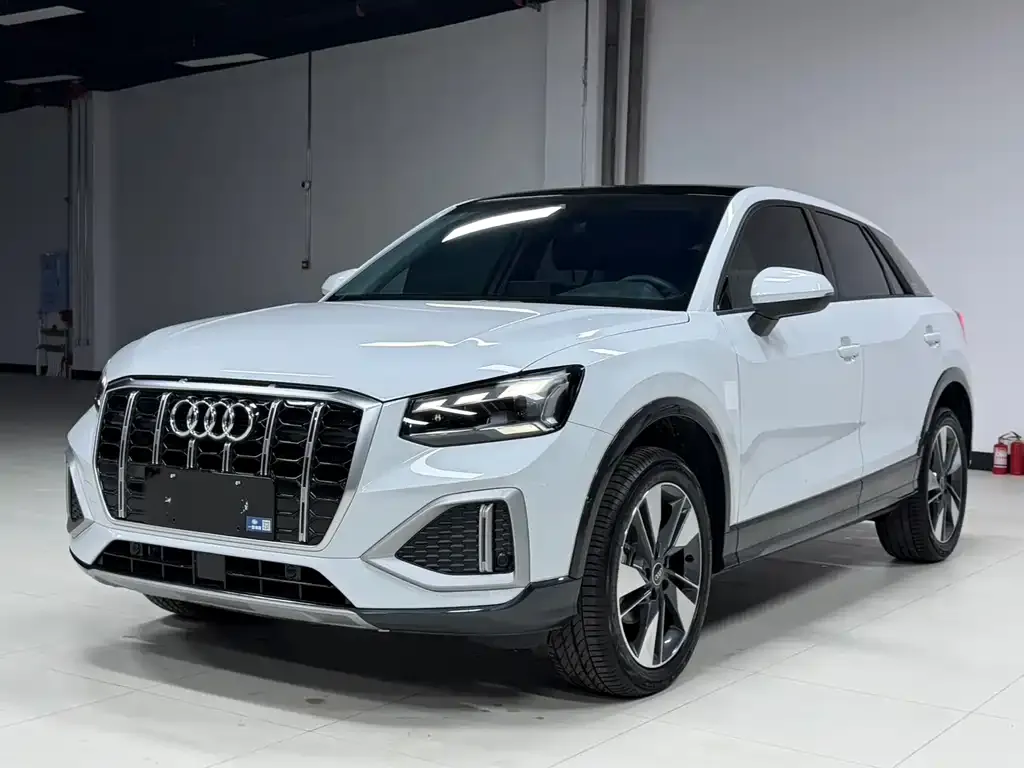 Audi Q2L — фото 1