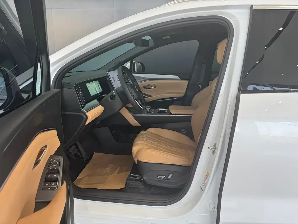 BYD L DM-i — фото 4