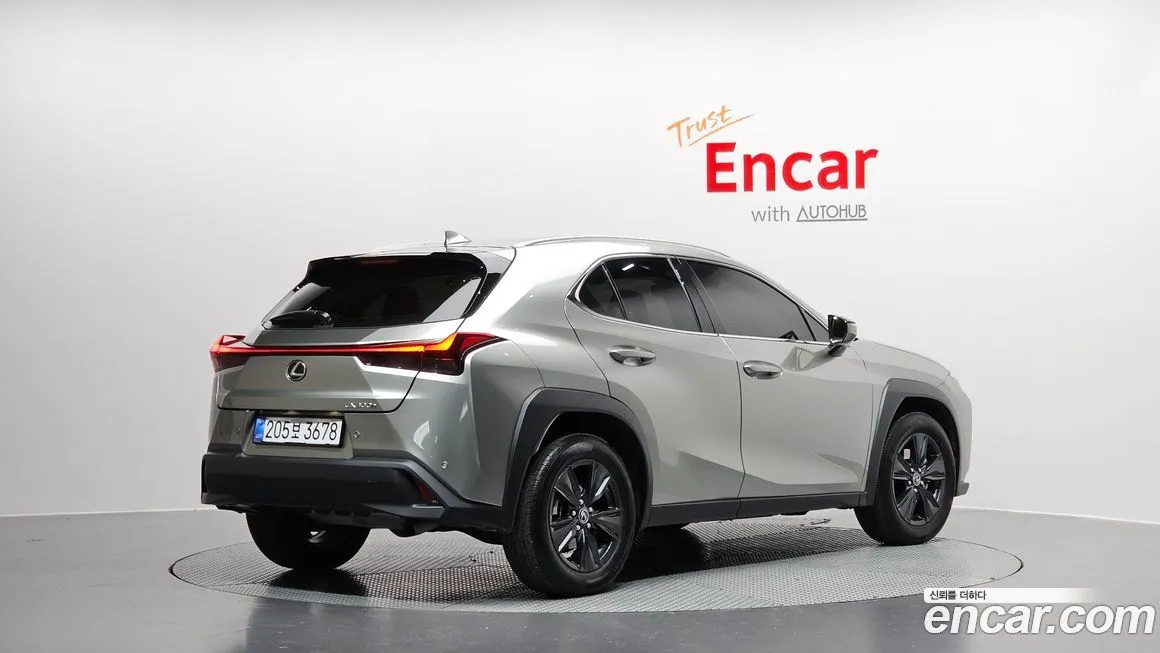 Lexus UX — фото 2