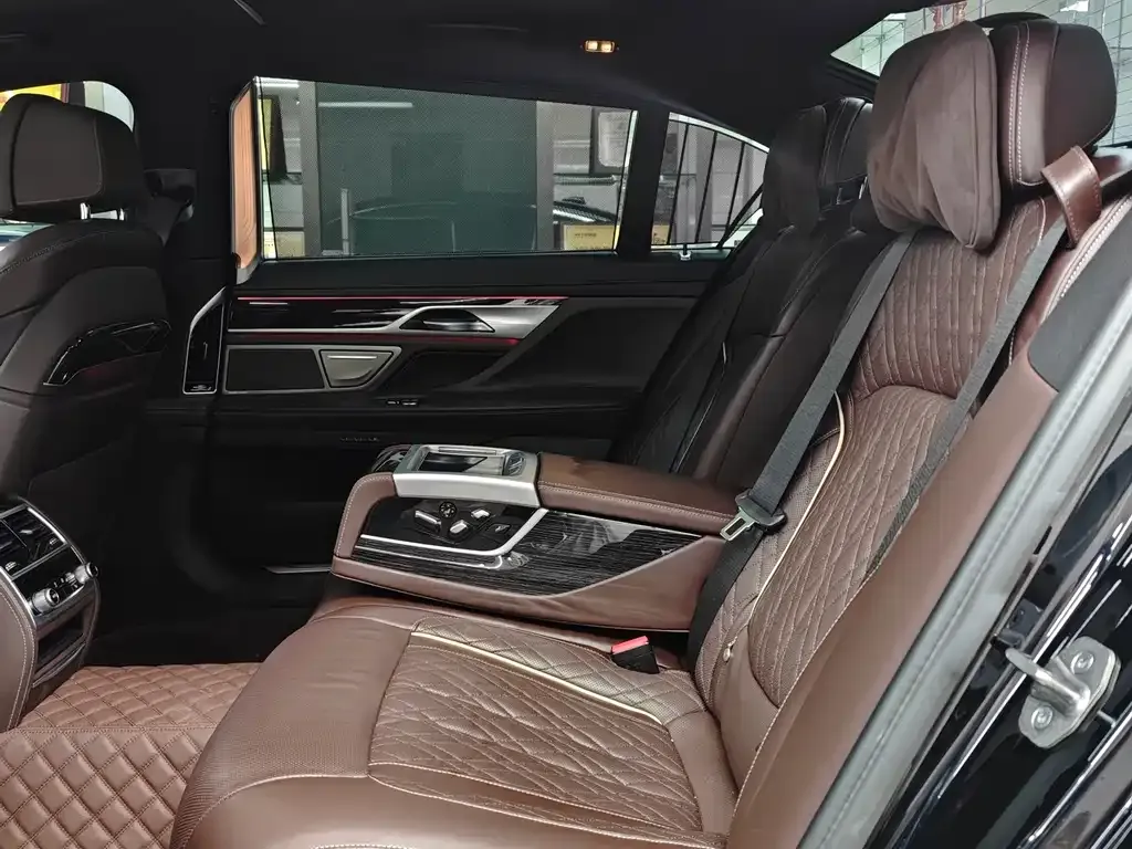 BMW 7 Series — фото 10