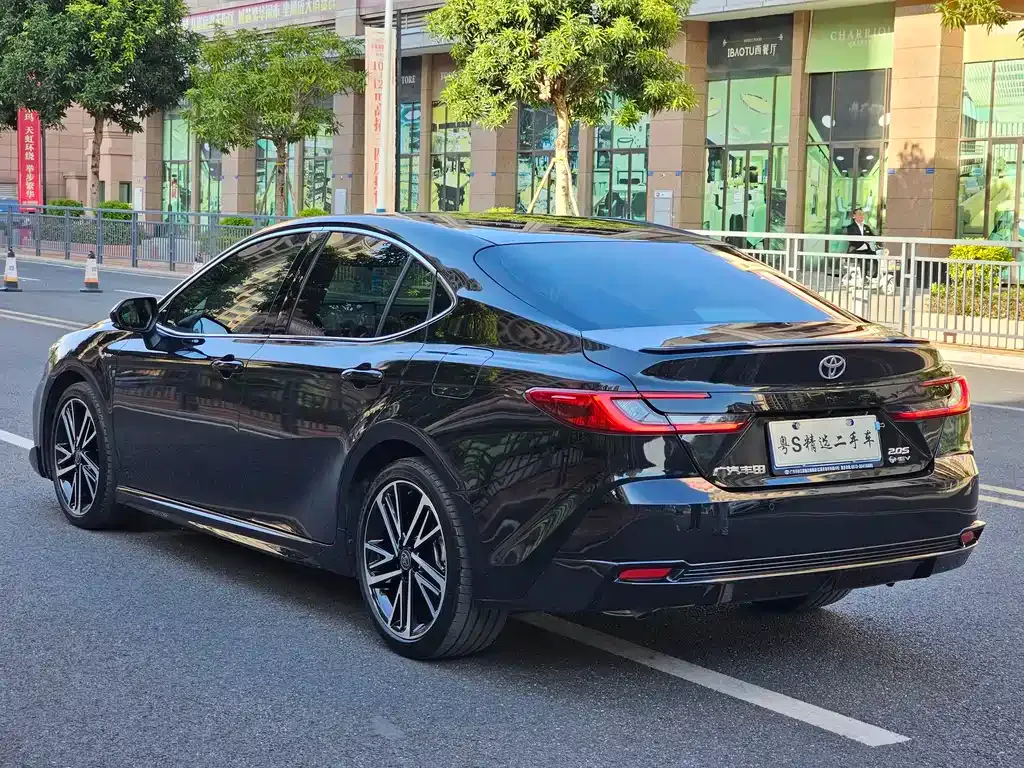 Toyota Camry — фото 9