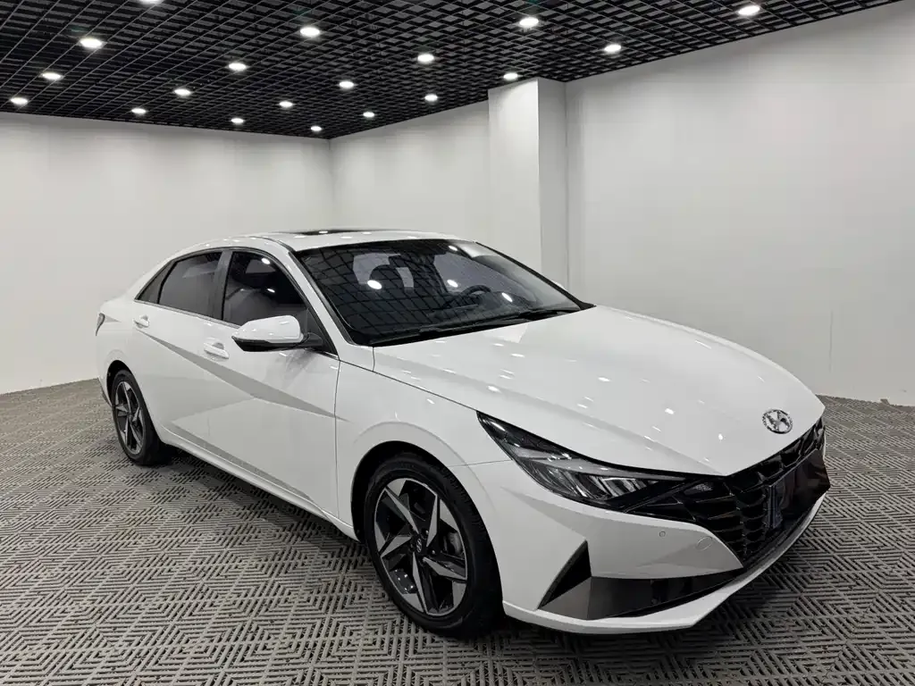 Hyundai Elantra — фото 1