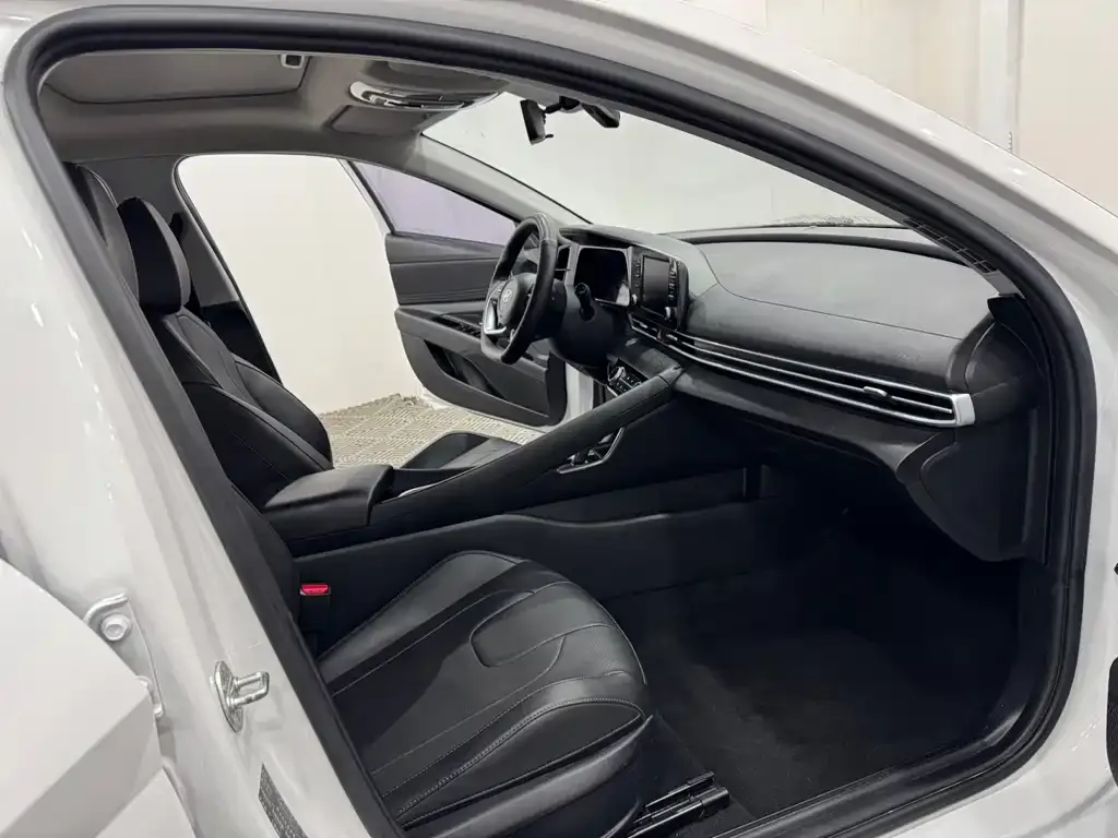 Hyundai Elantra — фото 2